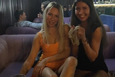 Сколько выпили эти подруги, если уже и трусики сняли в клубе