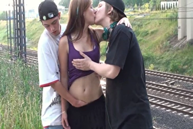 Два распиздяя по очереди ебутся с милахой на публике