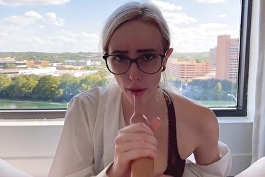 Легко заглатывает длинный член босса, только слюни текут